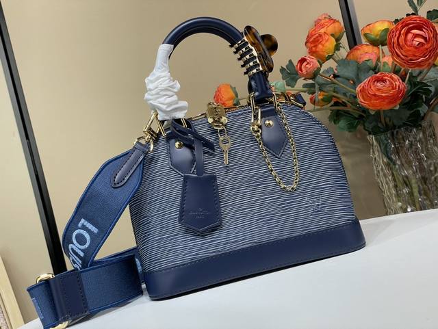 顶级原单复刻独家实拍 Alma Bb 手袋 M14853 蓝色 水波纹 织带 夹子需另外购买230 标志性的Alma Bb手提包由Epi皮革重新设计，具有酷炫的