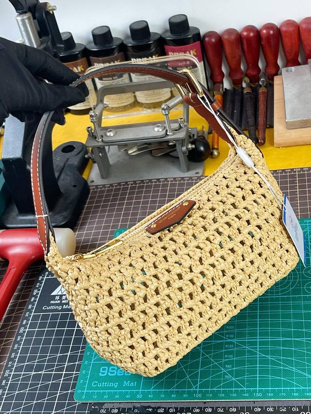 新款出货中免 Z M 原单天花板，163动态码 M14304 Hills Pochette手拿包以拉菲草塑造雅致构型，成就露天聚会与阳光假日的随行佳选。牛皮革饰