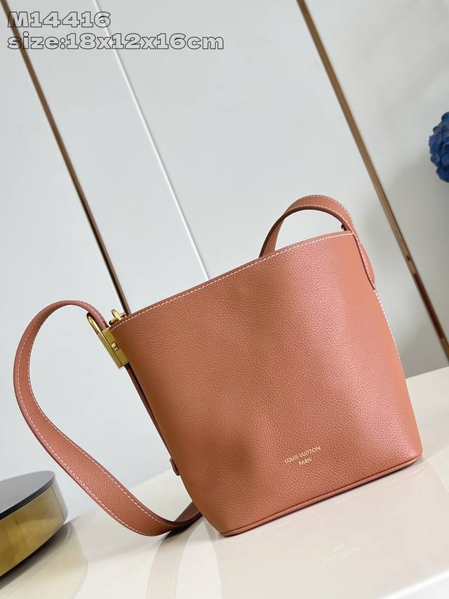 顶级原单 独家实拍 M14416棕 抢先版 本款 All In Bb 手袋出自 Low Key 系列，采用粒面牛皮革塑造紧凑水桶包构型，以多种背携方式游刃昼夜场