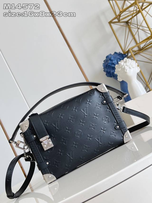 顶级原单 独家实拍 M14572 本款 Side Trunk 中号手袋出自 Monogram Bold 系列，展现艺术总监 Nicolas GhesquièRe