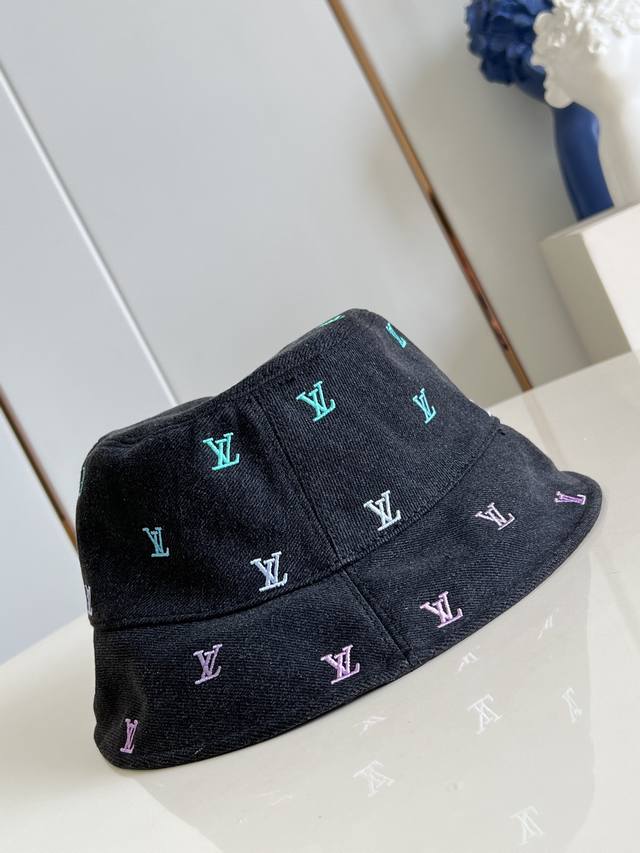 顶级原单 独家实拍 M7978M Lv Blason Shading Denim 双面渔夫帽以灵动笔触描绘品牌经典元素,成就又一别致之选。全幅Lv Blason 顶级原单 独家实拍 M7978M Lv Blason Shading Denim 双面渔夫帽以灵动笔触描绘品牌经典元素,成就又一别致之选。全幅Lv Blason