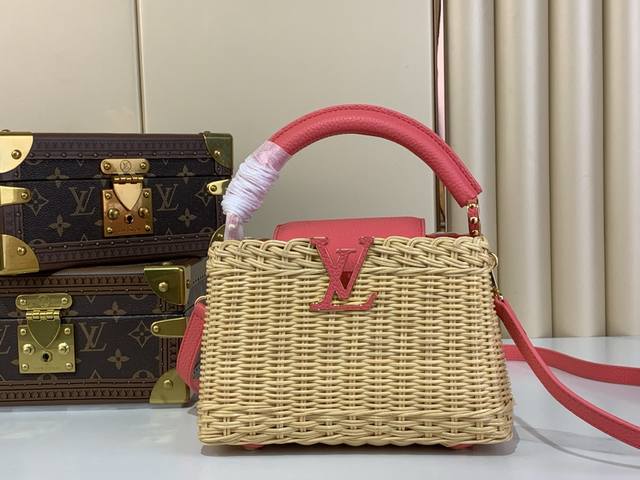 顶级原单复刻独家实拍 Capucines 迷你手袋 M14365 玫红 编织 本款 Capucines 迷你手袋向路易威登于 1892 年推出的 Picnic