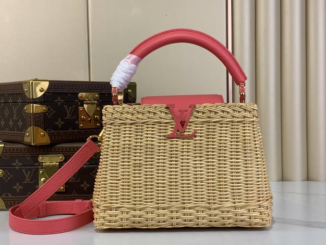 顶级原单复刻独家实拍 Capucines Bb 手袋 M26025 玫红色 编织 M14366 深蓝色 编织 本款 Capucines Bb 手袋回溯品牌于 1