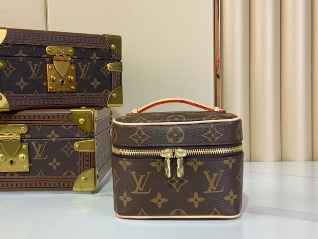 顶级原单复刻独家实拍 Nine Bb 化妆包 M44936迷你化妆包 这款Mini化妆包外观大方，容量充足，面料为手感柔软的帆布。具有的双拉链大开口便于取放物品