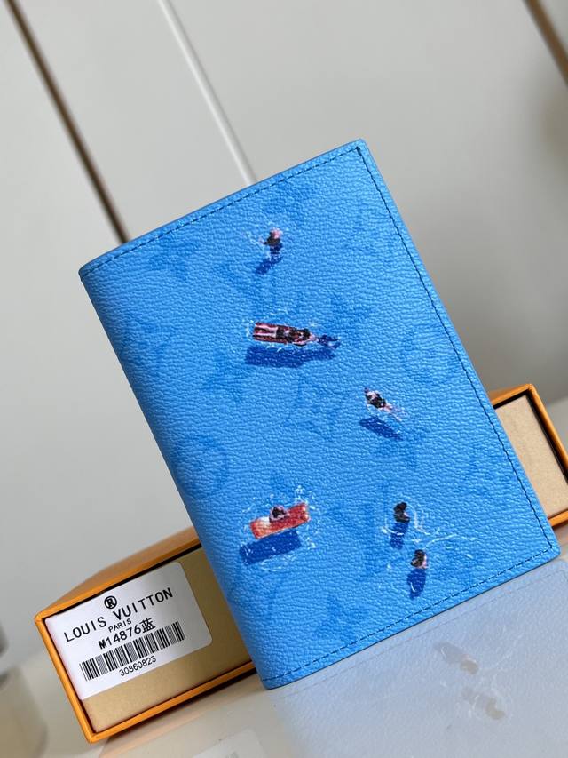 出厂价P 顶级原单 M14876蓝 本款护照套取材 Colored Monogram 帆布,于含蓄 Monogram 背景之上匠心描绘袖珍运动场景,再借卡片夹层 出厂价P 顶级原单 M14876蓝 本款护照套取材 Colored Monogram 帆布,于含蓄 Monogram 背景之上匠心描绘袖珍运动场景,再借卡片夹层