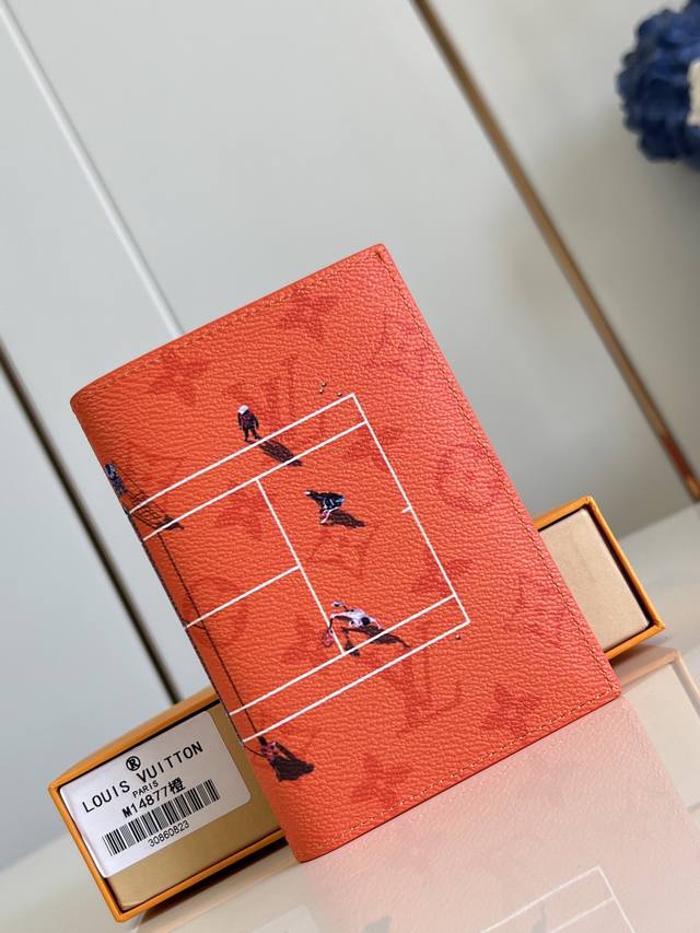 出厂价P 顶级原单 M14877橙 本款护照套取材 Colored Monogram 帆布，于含蓄 Monogram 背景之上匠心描绘袖珍运动场景，再借卡片夹层