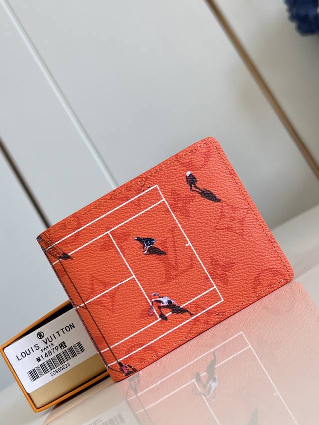 出厂价P 顶级原单 M14879橙 本款 Slender 钱夹出自父亲节系列，以 Colored Monogram 帆布呈现浅淡 Monogram 图案，再借袖