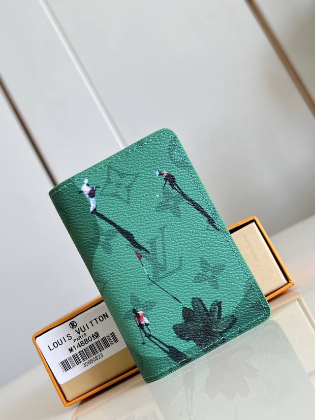 出厂价P 顶级原单 M14880绿 本款口袋钱夹取材 Colored Monogram 帆布，将写实风格的运动员图案和剪影化作袖珍运动场景印花，与经典 Mono