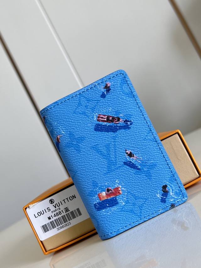 出厂价P 顶级原单 M14881蓝 本款口袋钱夹取材 Colored Monogram 帆布，将写实风格的运动员图案和剪影化作袖珍运动场景印花，与经典 Mono