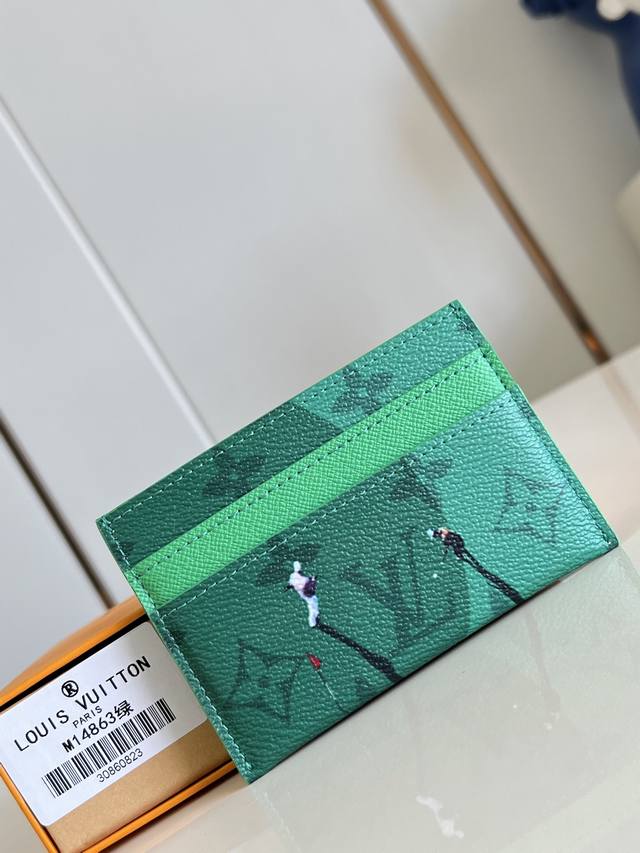 出厂价P 顶级原单 M14863绿 本款 Double 卡夹出自父亲节系列，为 Colored Monogram 帆布融入袖珍运动场景印花，以牛皮革内衬完善经典