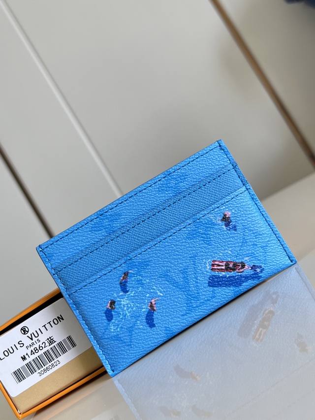出厂价P 顶级原单 M14862蓝 本款 Double 卡夹出自父亲节系列，为 Colored Monogram 帆布融入袖珍运动场景印花，以牛皮革内衬完善经典