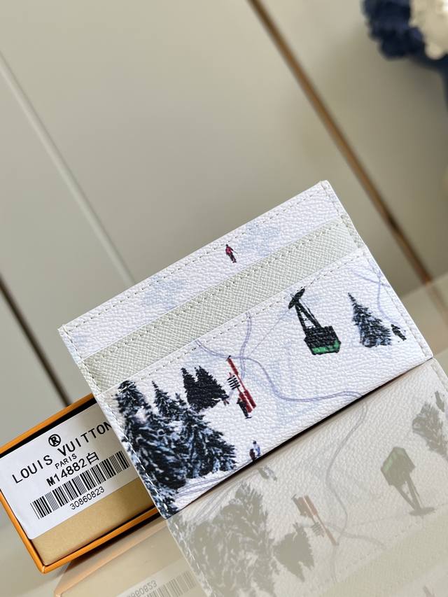 出厂价P 顶级原单 M14882白 本款 Double 卡夹出自父亲节系列，为 Colored Monogram 帆布融入袖珍运动场景印花，以牛皮革内衬完善经典