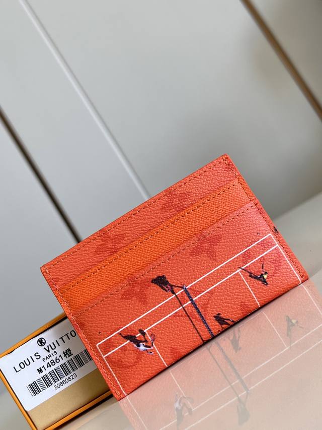 出厂价P 顶级原单 M14861橙 本款 Double 卡夹出自父亲节系列，为 Colored Monogram 帆布融入袖珍运动场景印花，以牛皮革内衬完善经典