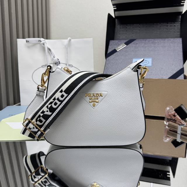 顶级原单 新款小号斜挎包1Bh193到货啦包身采用进口鹿皮纹牛皮，Logo织带可调节长肩带设计。织物织带和牛皮搭配，太完美，不同场合不同衣着的全能混合搭配，容量