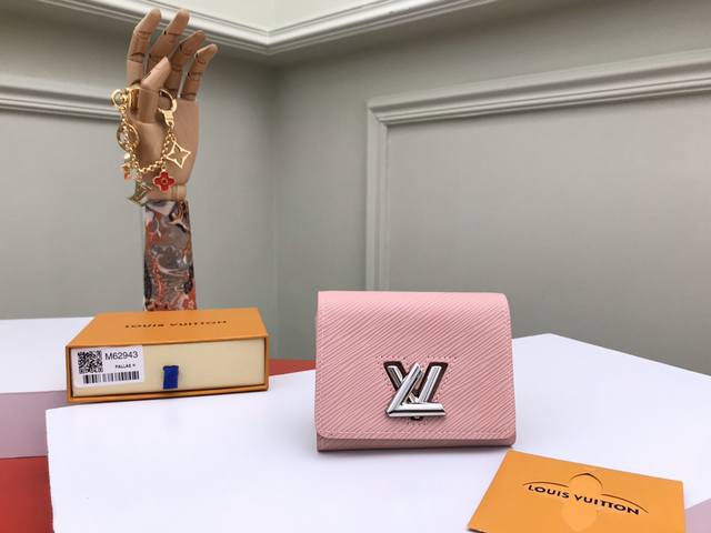 顶级原单 M62943粉色尺寸更为小巧的经典Twist钱夹，由Epi皮革裁制而成，融合众多实用特色设计，展现极为出众的空间利用效率。可轻松收入任何一款Twist