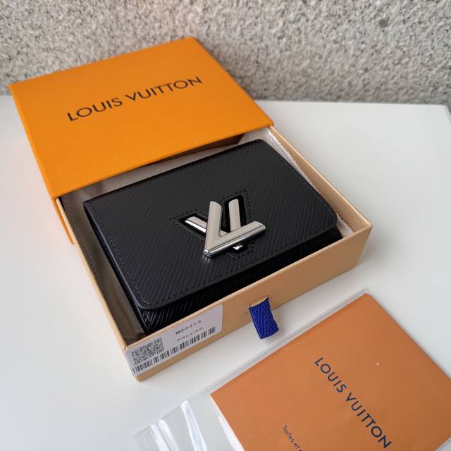 顶级原单 M64414黑尺寸更为小巧的经典Twist钱夹，由Epi皮革裁制而成，融合众多实用特色设计，展现极为出众的空间利用效率。可轻松收入任何一款Twist手