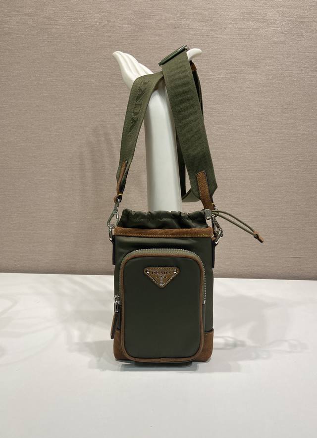 特级版本 新款手机壳包2Zh155软木色 这款手机包采用创新性Re-Nylon再生尼龙打造，展现充满现代感的都市风范。可调式尼龙织带肩带和束绳开合呈现别致特色。