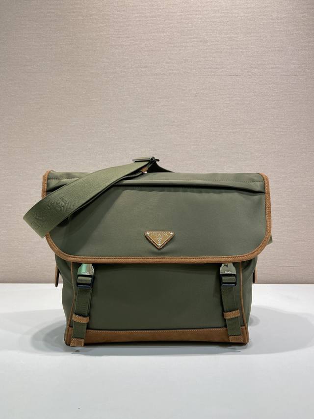 特级版本 新款邮差包2Vd052A大号 这款邮差包由Re-Nylon再生尼龙面料设计，配撞色小牛皮，翻盖和按锁开合，三个外部拉链式口袋，内部拉链式口袋和贴袋。容