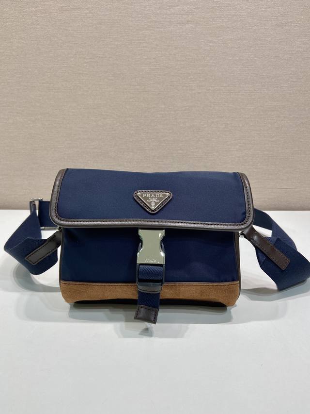 特级版本 新款迷你造型邮差包2Zh108新色 迷你的邮差包造型超级独特,对于现在超级流行的小包风潮,绝对是值得入手的!而且有种莫名复古的感笕太喜欢Prd的设计了 特级版本 新款迷你造型邮差包2Zh108新色 迷你的邮差包造型超级独特,对于现在超级流行的小包风潮,绝对是值得入手的!而且有种莫名复古的感笕太喜欢Prd的设计了