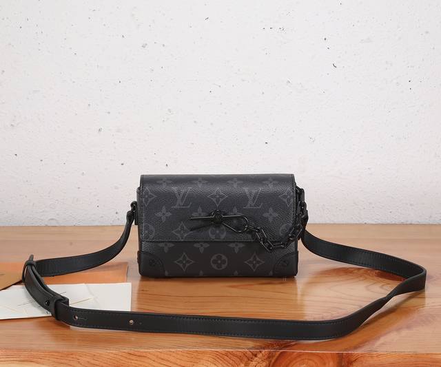 163C01动态芯片 顶级原单、加强版 Steamer 迷你手袋取材 Monogram Eclipse 帆布，向路易威登 Steamer 硬箱汲取链条和饰针元素