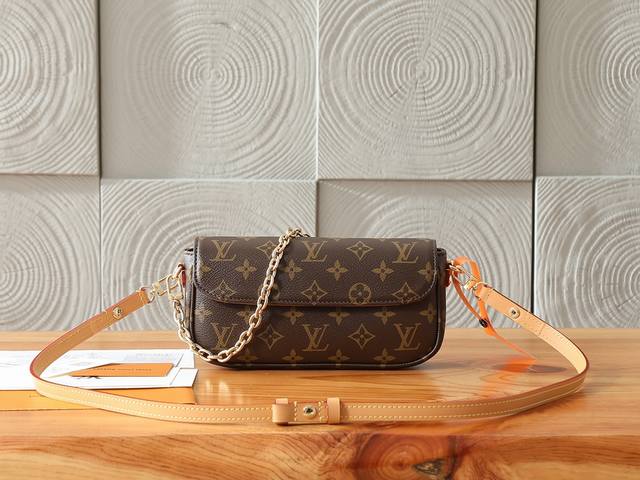 顶级原单、加强版Wallet On Chain Ivy 手袋取材 Monogram 帆布，灵感源自 2000 年代的 Sac Recoleta 手袋。卡片夹层和