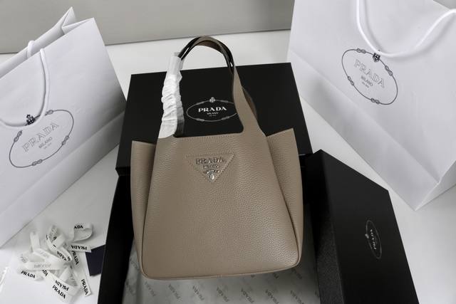 跑量价 简介：2025最新款菜篮子托特包大号，这款皮革手袋采用解构廓形，以反向缝线诠释精美设计，打造柔和圆润的时尚造型。正面的字母徽标配饰尽显简约、更添轻盈、现