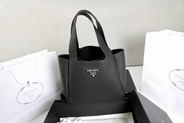 跑量价 简介：2025最新款菜篮子托特包大号，这款皮革手袋采用解构廓形，以反向缝线诠释精美设计，打造柔和圆润的时尚造型。正面的字母徽标配饰尽显简约、更添轻盈、现