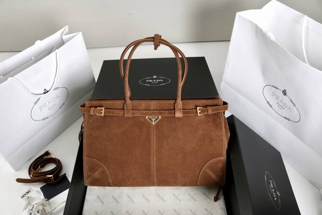 跑量价 简介： Lussolf油腊皮大号，这款实用而精致的手袋选用柔软光泽的皮革打造，时髦摩登，风格百搭。呈现线条简洁的廓形，巧妙融合多种元素，呈现出独特而时尚