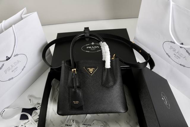 跑量价 简介：这款新款皮革双提手 可拆卸可调式皮革肩带 镀金配件，正面金属三角形珐琅徽标，配有可拆卸皮革肩带，皮质细腻柔软，实用轻便容量空间大，巧妙融合多种元素