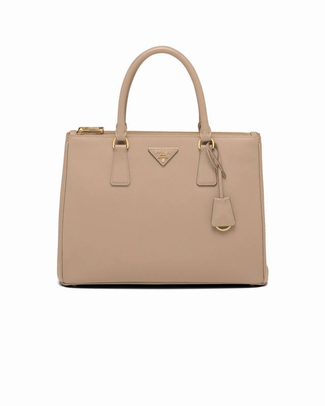 跑量价 简介：这款皮革双提手 可拆卸可调式皮革肩带 镀金配件，正面金属三角形珐琅徽标，配有可拆卸皮革肩带，皮质细腻柔软，实用轻便容量空间大，巧妙融合多种元素，呈