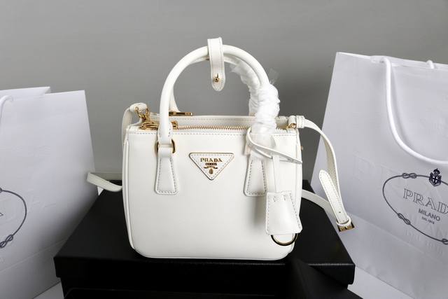 跑量价 简介：这款新款Mini杀手包皮革双提手 可拆卸可调式皮革肩带 镀金配件，正面金属三角形珐琅徽标，配有可拆卸皮革肩带，皮质细腻柔软，实用轻便容量空间大，巧