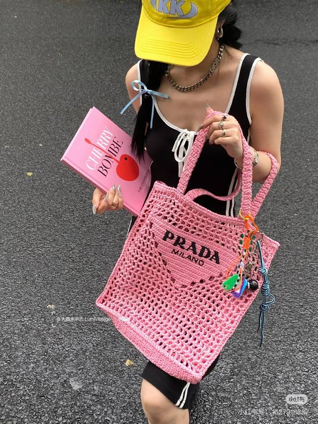 简介：酒椰编织托特包，这款托特包采用酒椰纤维打造，呈现柔和的解构式廓形。洋溢夏日风情的酒椰纤维源于自然，触感轻盈。品牌草编配饰选用明亮配色与经典图案，为传统材质