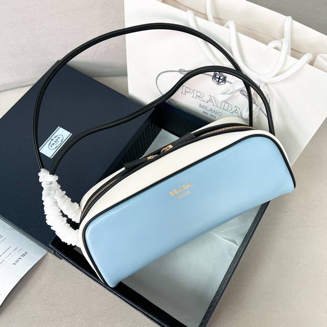 跑量价 简介:2025新款保龄球,款保龄球包袋巧妙融合了经典与现代元素。采用进口牛皮和内配进口羊皮,袋口撞色包边设计,显得格外时尚,拉链开合设计更加实用,字母徽 跑量价 简介:2025新款保龄球,款保龄球包袋巧妙融合了经典与现代元素。采用进口牛皮和内配进口羊皮,袋口撞色包边设计,显得格外时尚,拉链开合设计更加实用,字母徽