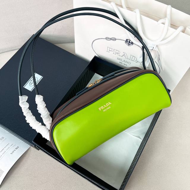 跑量价 简介：2025新款保龄球，款保龄球包袋巧妙融合了经典与现代元素。采用进口牛皮和内配进口羊皮，袋口撞色包边设计，显得格外时尚，拉链开合设计更加实用，字母徽