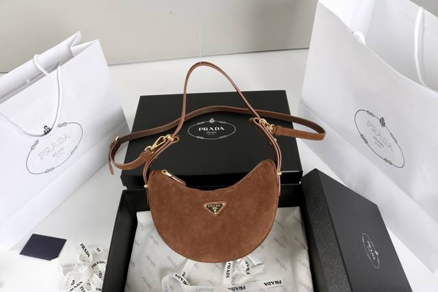 跑量价 简介： Moon手袋为磨砂牛皮绽现摩登百搭的魅力，采用进口磨砂牛皮，正面金属三角形珐琅徽标，配有可拆卸皮革肩带，皮质细腻柔软，实用轻便容量空间大，巧妙融