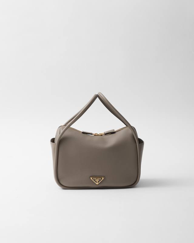 跑量价 简介：这款精致的细节搭配金属五金配件更添灵动。款式精巧百搭，质感柔软的粒面牛皮革突显流畅极简的线条。这款配饰展现了非凡的工艺水平，点缀以涂珐琅三角形金属