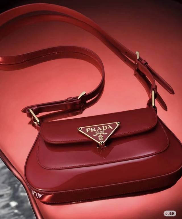 跑量价 简介：新款双肩带 这款双肩带采用进口鹿皮纹牛皮，配有两条可交换可调节长肩带设计。织物织带和牛皮搭配，以反向缝线诠释精美设计，打造柔和圆润的时尚造型。正面