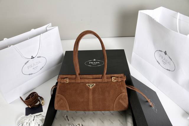 跑量价 简介：这款新品绒面手提斜挎包采用进口油腊皮，油亮的色泽散发出古典气息，配有一条可拆卸调节的长肩带，方便不同场合搭配，容量空间非常大，巨巨好用，Soft