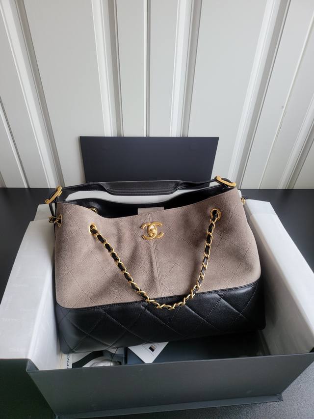 原厂 现货25A 麂皮包｜ 25A 系列新款来袭，这只麂皮拼皮包简直是神仙设计！高级麂皮与光滑小牛皮碰撞，质感拉满，菱格纹+经典双C Logo低调奢华麂皮×亮面