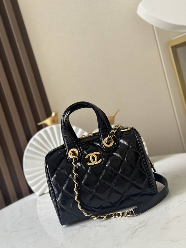 新款 现货25A高级手工坊Maxi保龄球 油蜡皮自带独特的光泽感搭配保龄球包型、中古感满满,这种包型不管过去多少年都依旧在时尚的前线大号的尺寸拿来当旅行包也是不 新款 现货25A高级手工坊Maxi保龄球 油蜡皮自带独特的光泽感搭配保龄球包型、中古感满满,这种包型不管过去多少年都依旧在时尚的前线大号的尺寸拿来当旅行包也是不