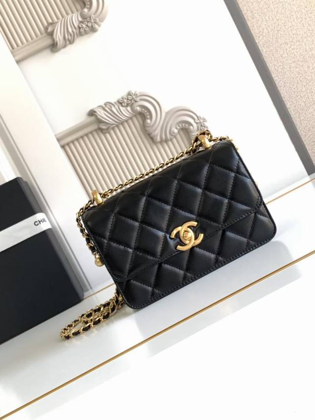 Chane124C双小金球As2615双金球抽绳Mini款来了那干脆写对个比吧尺寸：两几只乎一样 都超是级实用的尺寸！都可以放手机、钥匙、卡包、气垫等等等～超级