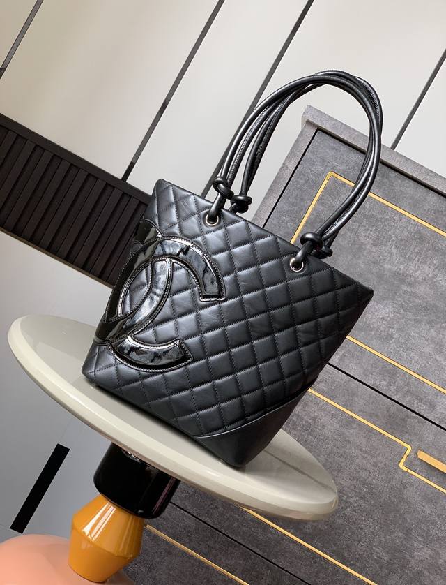 大號 黑配漆皮 菜蓝子Ohanel康鹏熊猫色腋下包康鹏系列真的是日常用起来不心疼呀又耐用的一套啦非常推荐想入手第一只中古香，宝宝们呀抓紧时间动手吧 尺寸：24X