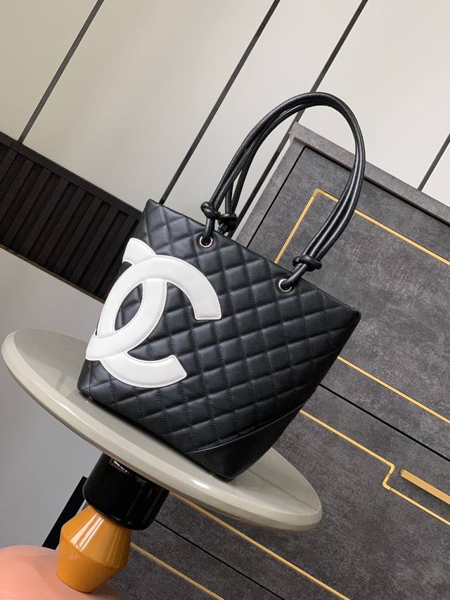 大號 黑配白 菜蓝子Ohanel康鹏熊猫色腋下包康鹏系列真的是日常用起来不心疼呀又耐用的一套啦非常推荐想入手第一只中古香，宝宝们呀抓紧时间动手吧 尺寸：24X2