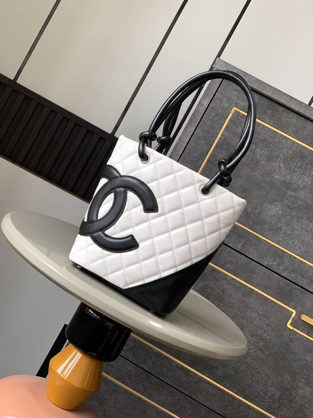 Mini號 白配黑 Ohanel康鹏菜篮子手提包绽放光彩在时尚的舞台上,康鹏Mimi菜篮子手提包如同一道亮丽的风景线,吸引着众人的目光。各种经典配色,是时尚界永 Mini號 白配黑 Ohanel康鹏菜篮子手提包绽放光彩在时尚的舞台上,康鹏Mimi菜篮子手提包如同一道亮丽的风景线,吸引着众人的目光。各种经典配色,是时尚界永