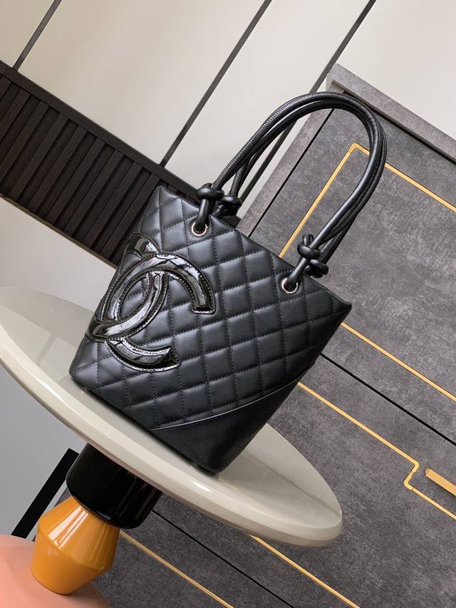 Mini號 黑配漆皮 Ohanel康鹏菜篮子手提包绽放光彩在时尚的舞台上，康鹏Mimi菜篮子手提包如同一道亮丽的风景线，吸引着众人的目光。各种经典配色，是时尚界