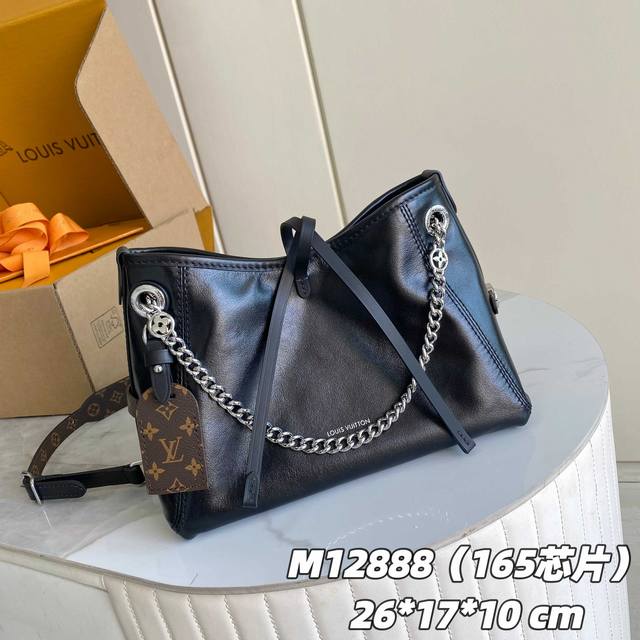 163C01 芯片版 内部价P 款号： M12888， 原单加强版 独家实拍背景图 本款 Carryall Bb 手袋以利落线条勾勒丰盈轮廓，为经典羊皮革点缀亮