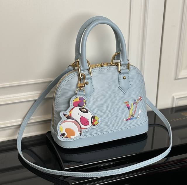 M13670蓝色 顶级原单 动态码 专柜同步电子芯片内码。充滿個性的標誌將這款復刻版Louis Vuitton X Murakami系列的經典Alma Bb手袋