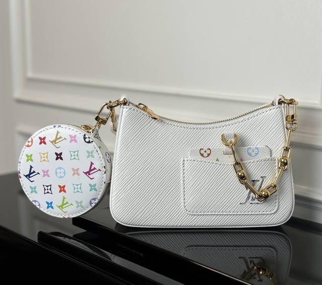 M13099白色 动态码 顶级原单 专柜同步电子芯片内码出货這款Marellini以品牌饒富質感的Epi皮革製成，為優雅格調注入時尚新意。小巧別緻的設計足以放置