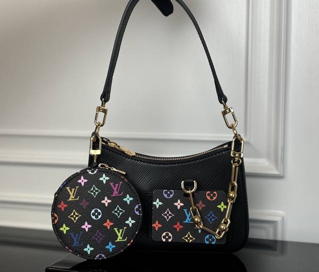 M13099黑色 动态码 顶级原单 专柜同步电子芯片内码出货這款Marellini以品牌饒富質感的Epi皮革製成，為優雅格調注入時尚新意。小巧別緻的設計足以放置