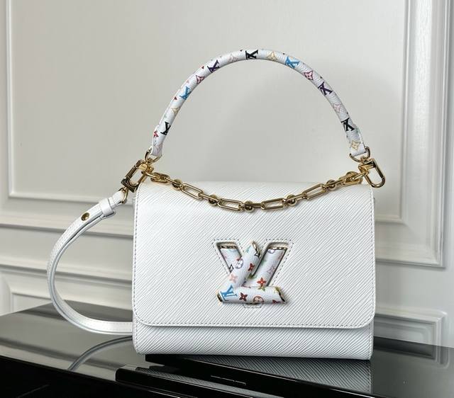 M13243白色 动态码 顶级原单 专柜同步电子芯片内码出货這款Lv X Tm Twist Mm Slim手袋以低調廓形締造現代風經典造型,設計採用品牌標誌性的 M13243白色 动态码 顶级原单 专柜同步电子芯片内码出货這款Lv X Tm Twist Mm Slim手袋以低調廓形締造現代風經典造型,設計採用品牌標誌性的